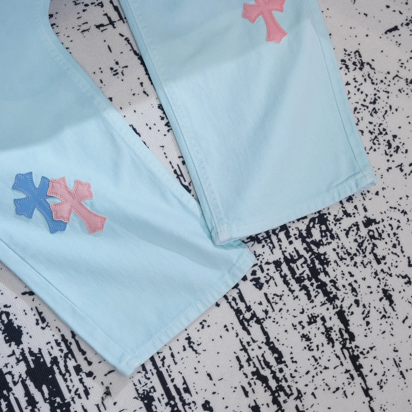 P260 Chrome Hearts light blue blue trousers, pink and blue patchwork leather couple's best friend jeans. CH jeans need to be washed and then disassembled and hand-stitched with sheepskin cross leather and then spliced ​​together. The whole piece has too many craftsmanship to explain. The patches are decorated with cross flowers, and the high-waisted washed jeans! ! Absolutely high-end luxury products, god-level single products and super popular products, made with top heavy industry, a must-see magic weapon. Customized hardware. The fabric is thick and soft after washing. It has good breathability. Customized small leather label. Unique design. The details are simple and elegant, and the workmanship is exquisite. The entire trousers are neatly routed and the details are in place! It’s so cool that both men and women can easily control the genderless trend! Color: Picture color Size: 28 30 32 34 36
